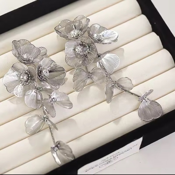 Zara Kate Middleton cascading floral earrings - Picture 12 of 16